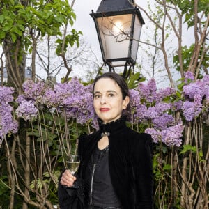 Amélie Nothomb pose lors de la remise du prix littéraire "La Closerie des Lilas" à la Closerie des Lilas à Paris, le 18 avril 2023.© Pierre Perusseau/Bestimage