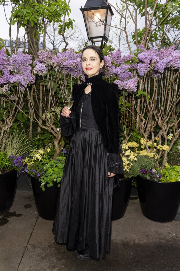 Amélie Nothomb pose lors de la remise du prix littéraire "La Closerie des Lilas" à la Closerie des Lilas à Paris, le 18 avril 2023.© Pierre Perusseau/Bestimage