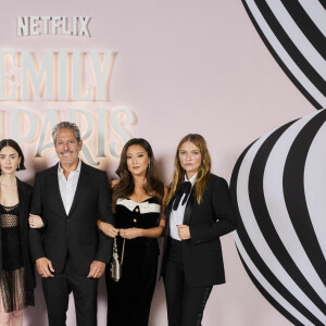 Philippine Leroy-Beaulieu, Lily Collins, Darren Starr, Ashley Park, Camille Razat - Photocall de la saison 4 de la série "Emily in Paris" à la Samaritaine à Paris le 12 septembre 2024. © Valentin Lecron / Netflix via Bestimage 