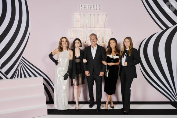 Philippine Leroy-Beaulieu, Lily Collins, Darren Starr, Ashley Park, Camille Razat - Photocall de la saison 4 de la série "Emily in Paris" à la Samaritaine à Paris le 12 septembre 2024. © Valentin Lecron / Netflix via Bestimage 