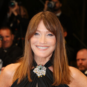 il y a eu un clin d'oeil de fait à ses jeunes années et son côté fêtarde.
Carla Bruni-Sarkozy - Montée des marches du film " The Substance " lors du 77ème Festival International du Film de Cannes, au Palais des Festivals à Cannes. Le 19 mai 2024 © Jacovides-Moreau / Bestimage 