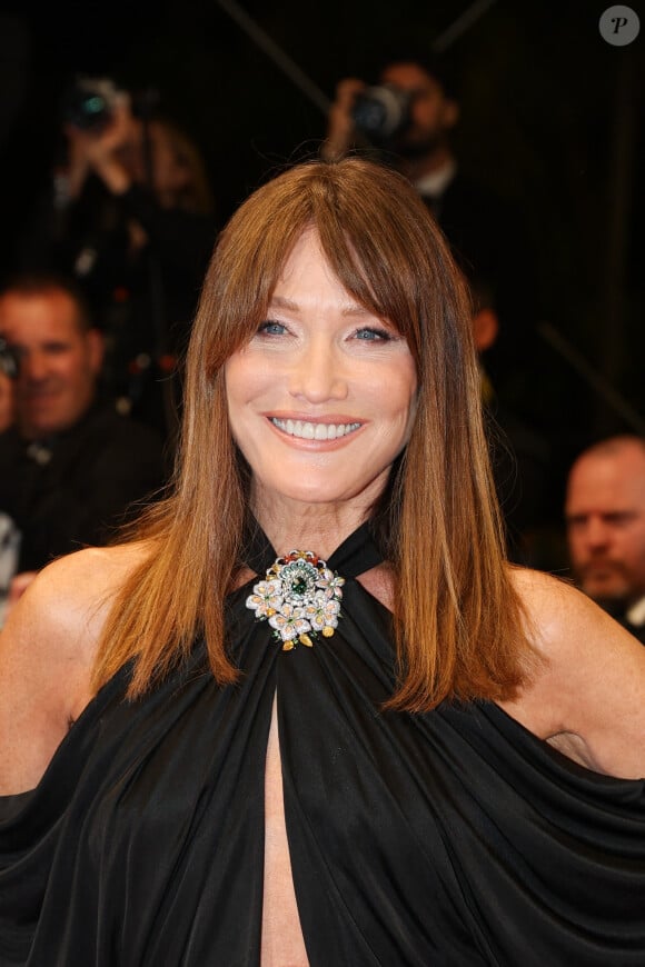 il y a eu un clin d'oeil de fait à ses jeunes années et son côté fêtarde.
Carla Bruni-Sarkozy - Montée des marches du film " The Substance " lors du 77ème Festival International du Film de Cannes, au Palais des Festivals à Cannes. Le 19 mai 2024 © Jacovides-Moreau / Bestimage 