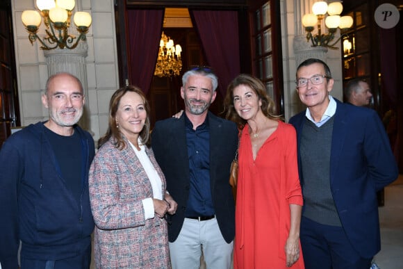 Ségolène Royal a fait le déplacement seule, elle qui est séparée de Bruno.
Exclusif - Ségolène Royal, Guillaume Bassompierre, Narjiss Slaoui-Falcoz à l'exposition "Douceur animale" de Michel Bassompierre à l'InterContinental Paris - Le Grand le 17 septembre 2024. © Rachid Bellak / Bestimage 