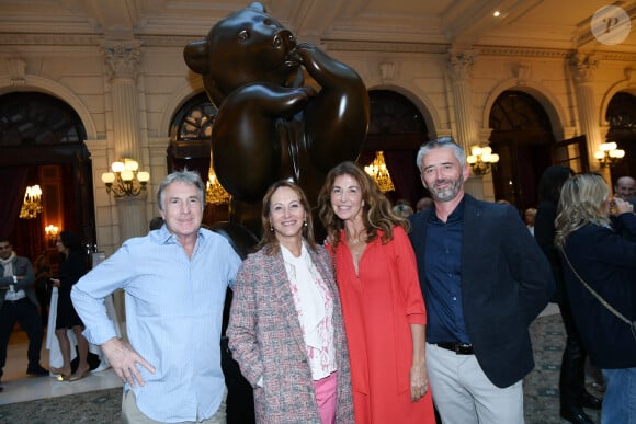 de 54 ans et qui est pour lui, "la femme de sa vie". Le couple radieux en a croisé d'autres tout aussi amoureux.
Exclusif - François Cluzet, Ségolène Royal, Narjiss Slaoui-Falcoz et Guillaume Bassompierre à l'exposition "Douceur animale" de Michel Bassompierre à l'InterContinental Paris - Le Grand le 17 septembre 2024. Jusqu'au 10 octobre 2024, l'InterContinental PARIS Le Grand accueille une exposition du Grand Maître de la sculpture animalière : Michel Bassompierre. Deux oeuvres monumentales y sont présentées, ainsi qu'une quinzaine de bronzes et de marbres. Organisée sous l'égide du WWF, cette exposition sera accompagnée d'une conférence le 2 octobre 2024. Pendant la réalisation d'une oeuvre en direct, des scientifiques et des grandes figures des causes environnementales échangeront sur la fragilité du monde vivant. © Rachid Bellak / Bestimage
Exclusive - No web en Suisse / Belgique Michel Bassompierre's 'Douceur animale' exhibition at the InterContinental Paris - Le Grand on 17 September 2024