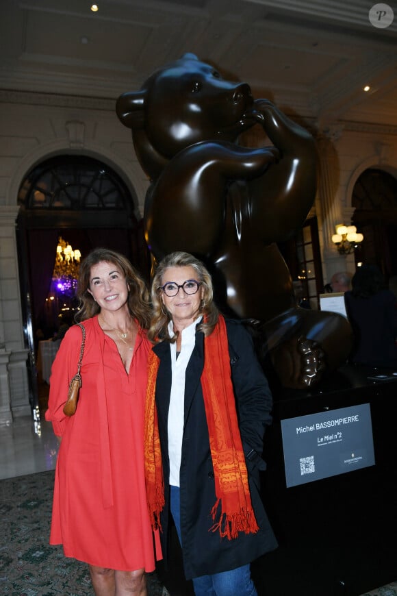 Exclusif - Narjiss Slaoui-Falcoz (femme de F.Cluzet) et Sheila à l'exposition "Douceur animale" de Michel Bassompierre à l'InterContinental Paris - Le Grand le 17 septembre 2024. J © Rachid Bellak / Bestimage 