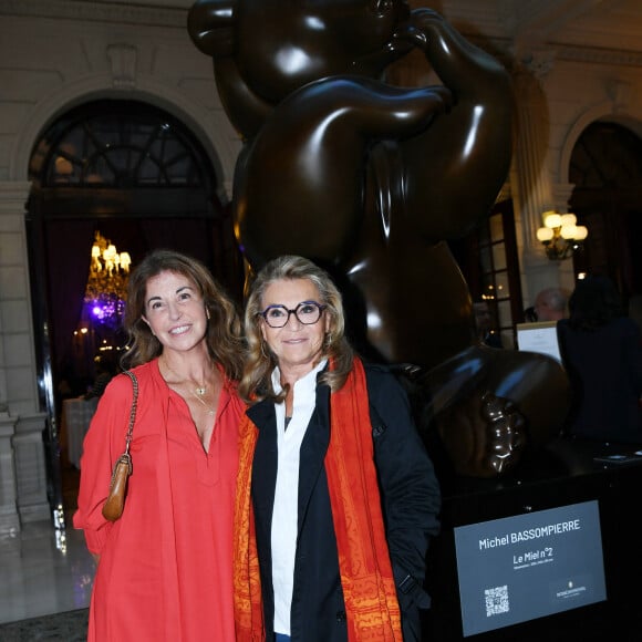 Exclusif - Narjiss Slaoui-Falcoz (femme de F.Cluzet) et Sheila à l'exposition "Douceur animale" de Michel Bassompierre à l'InterContinental Paris - Le Grand le 17 septembre 2024. J © Rachid Bellak / Bestimage 