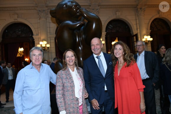 Elle en a profité pour dévoiler un look franchement rose, assez étonnant.
Exclusif - François Cluzet, Ségolène Royal, Christophe Laure, directeur général InterContinental Paris - Le Grand, Narjiss Slaoui-Falcoz à l'exposition "Douceur animale" de Michel Bassompierre à l'InterContinental Paris - Le Grand le 17 septembre 2024. © Rachid Bellak / Bestimage