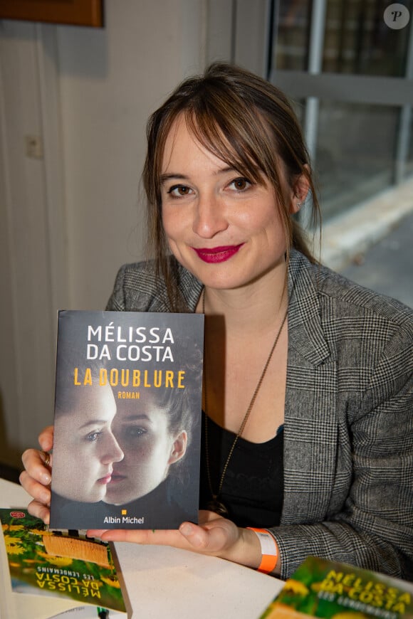 Exclusif - L'auteur Mélissa Da Costa pour son roman “ La Doublure “ aux éditions Albin Michel - Festival du livre 2022 de Marseille le 26 novembre 2022. © Patrick Carpentier/Bestimage