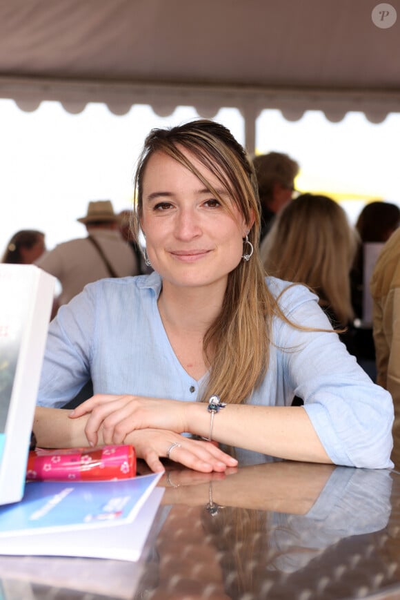 Exclusif - Mélissa Da Costa - "Les douleurs fantômes" - Rendez vous littéraire "La plage aux écrivains" à Arcachon le 1er mai 2022. © Jean-Marc Lhomer/Bestimage