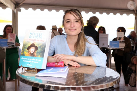 Exclusif - Mélissa Da Costa - "Les douleurs fantômes" - Rendez vous littéraire "La plage aux écrivains" à Arcachon le 1er mai 2022. © Jean-Marc Lhomer/Bestimage