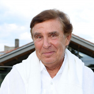 Exclusif - Jean-Pierre Foucault au Château Duhart-Milon à Pauillac en Gironde, le 11 juillet 2024. - Festival International du Film en Médoc " Les Vendanges du 7ème Art" à Pauillac. © Jean-Marc Lhomer/Bestimage 