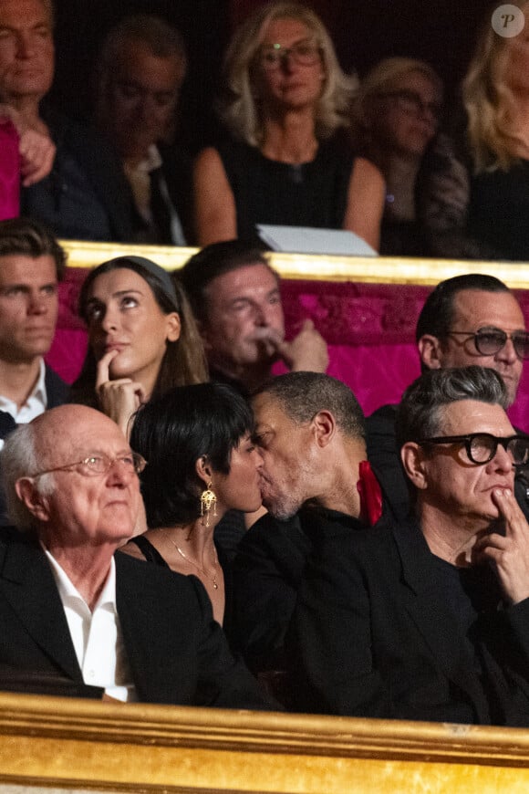 Le rappeur et sa partenaire, une brune aux cheveux courts et au look séduisant, ont été photographiés en pleine démonstration d'affection
JoeyStarr et sa nouvelle compagne au "concerto pour la paix" de Omar Harfouch au théâtre des Champs-Elysées© Peruseau / Tribeca / Bestimage 