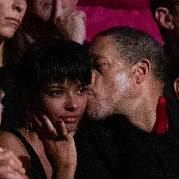 Omar Harfouch a orchestré le Concerto pour la paix au Théâtre des Champs-Élysées, qui a vibré au rythme des performances de l'Orchestre symphonique de Béziers et de l'amour de JoeyStarr.
JoeyStarr et sa nouvelle compagne au "concerto pour la paix" de Omar Harfouch au théâtre des Champs-Elysées le 18 septembre 2024. © Peruseau / Tribeca / Bestimage 