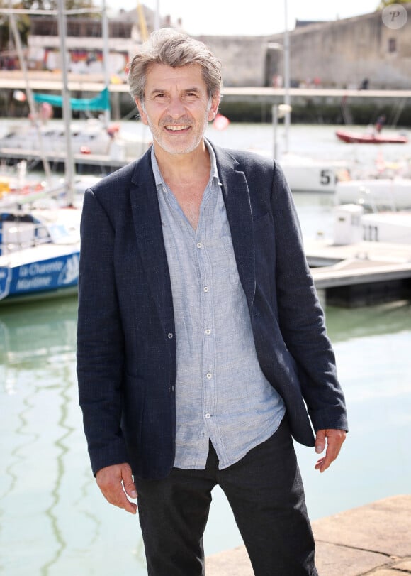 Il s'agit de Fred Bianconi
Fred Bianconi - Photocall de la série "Un si grand soleil" lors de la 21ème édition du Festival de la Fiction TV de la Rochelle. Le 14 septembre 2019 © Patrick Bernard / Bestimage