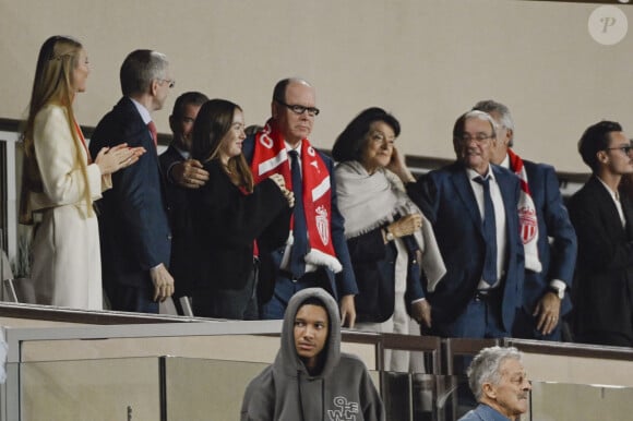 Et dans les gradins, le prince Abert n'a rien caché de son côté protecteur envers sa nièce en l'entourant par le bras
La princesse Alexandra de Hanovre, le prince Albert II de Monaco, Yvette Lambin-Berti, secrétaire général du Comité Olympique Monégasque assistent au match de Ligue des champions entre l'AS Monaco et le FC Barcelone (2-1) au Stade Louis II à Monaco le 19 septembre 2024. 