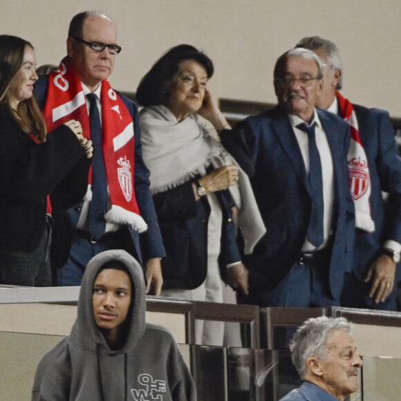 Et dans les gradins, le prince Abert n'a rien caché de son côté protecteur envers sa nièce en l'entourant par le bras
La princesse Alexandra de Hanovre, le prince Albert II de Monaco, Yvette Lambin-Berti, secrétaire général du Comité Olympique Monégasque assistent au match de Ligue des champions entre l'AS Monaco et le FC Barcelone (2-1) au Stade Louis II à Monaco le 19 septembre 2024. 