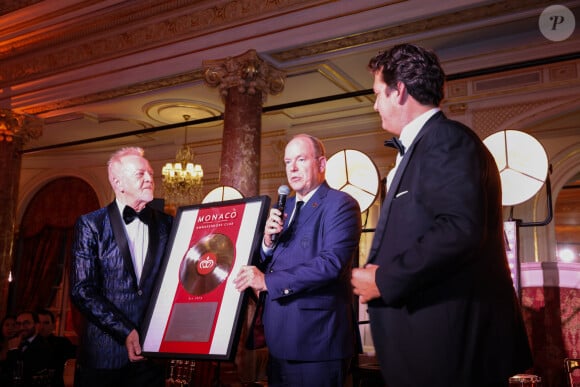 Umberto Tozzi et le prince Albert II de Monaco - Umberto Tozzi est nommé ambassadeur de bonne volonté de la principauté de Monaco par le prince Albert II le 19 septembre 2024. © Claudia Albuquerque / Bestimage 