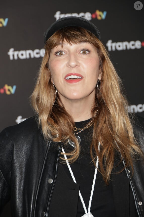 Enfin, la directrice "stylisme et costumes" de la cérémonie, Daphné Bürki, était à l'antenne
 
Daphné Bürki au photocall de la conférence de presse de rentrée de France Télévisions à Paris, France, le 4 septembre 2024. © Coadic Guirec/Bestimage