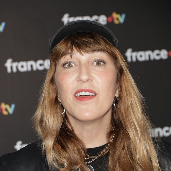 Enfin, la directrice "stylisme et costumes" de la cérémonie, Daphné Bürki, était à l'antenne
 
Daphné Bürki au photocall de la conférence de presse de rentrée de France Télévisions à Paris, France, le 4 septembre 2024. © Coadic Guirec/Bestimage