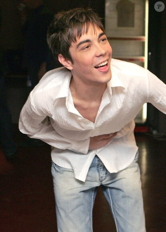 Le chanteur français Gregory Lemarchal, lauréat de la Star Academy 2005, photographié dans les coulisses d'un concert à Bruxelles, en Belgique, en 2006. Il a annulé plusieurs concerts en raison d'une ablation de l'appendice. Photo par AV Press/ABACAPRESS.COM