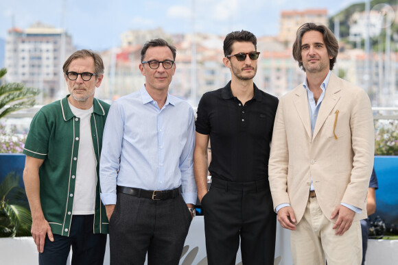 Les co-réalisateurs Matthieu Delaporte et Alexandre de La Patellière, Pierre Niney, le producteur Dimitri Rassam - Photocall du film "Le comte de Monte Cristo" (Hors Compétition) lors du 77ème Festival International du Film de Cannes (14 - 25 mai 2024), le 23 mai 2024. © Moreau / Jacovides / Bestimage 