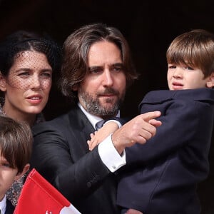 Raphaël Elmaleh, Charlotte Casiraghi, Dimitri Rassam et leur fils Balthazar Rassam - La famille princière au balcon du palais lors de la Fête Nationale de la principauté de Monaco le 19 novembre 2022. © Dominique Jacovides / Bruno Bebert / Bestimage 