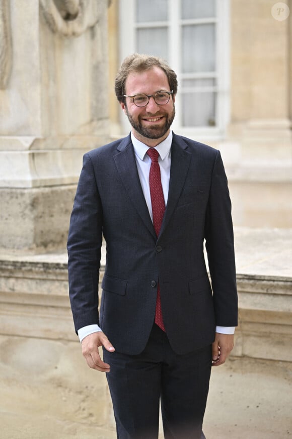 Il est l'arrière-petit-fils de Louis Armand, un célèbre ingénieur et résistant
Antoine Armand - Les députés arrivent à l'Assemblée nationale française le lendemain des élections législatives à Paris, France © Jean-Baptiste Autissier/panoramic/Bestimage 