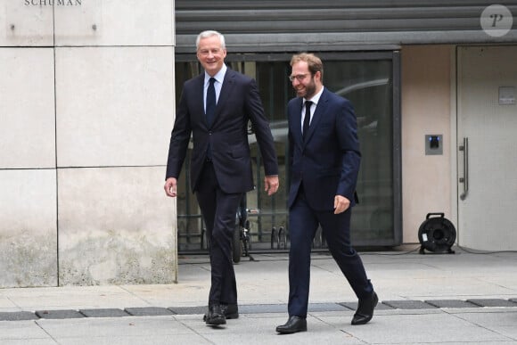 Antoine Armand, Ministre de l’Économie, des Finances et de la Souveraineté industrielle et numérique et Bruno Le Maire, ancien ministre de l’économie lors de la cérémonie de passation de pouvoir au ministère de l'économie © Lionel Urman / Panoramic / Bestimage 