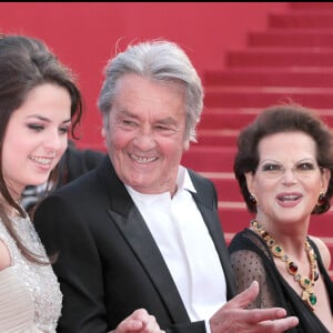 Alain Delon avec sa fille Anouchka et Claudia Cardinale en 2010 à Cannes