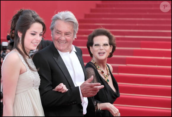 Alain Delon avec sa fille Anouchka et Claudia Cardinale en 2010 à Cannes