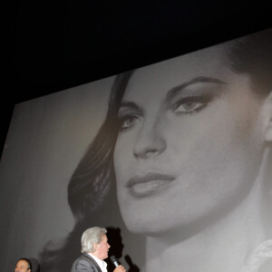 EXCLUSIF - Alain Delon lors de l'exposition sur Romy Schneider à Boulogne-Billancourt (archive)