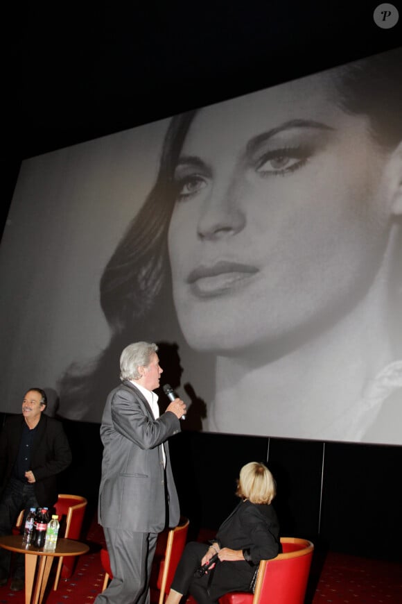 EXCLUSIF - Alain Delon lors de l'exposition sur Romy Schneider à Boulogne-Billancourt (archive)