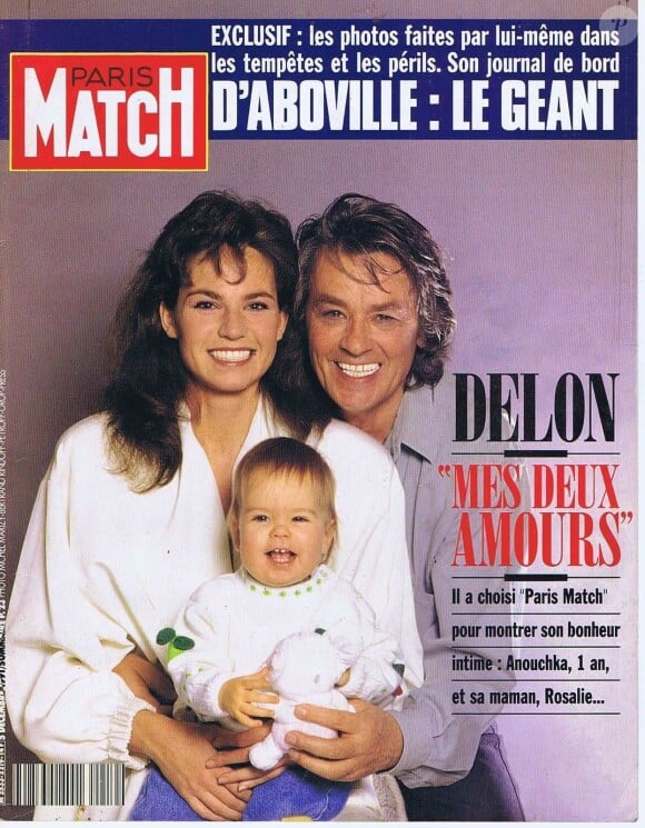 Enfant chérie de la star qui a eu les honneurs de figurer en couverture de magazine dès sa naissance
Couverture de "Paris Match" avec Alain Delon, sa femme Rosalie et leur fille Anouchka en 1991.