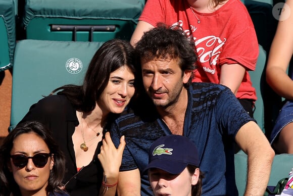 Cyrille Eldin et sa compagne Sandrine Calvayrac dans les tribunes des internationaux de Roland Garros à Paris le 30 mai 2018. © Cyril Moreau - Dominique Jacovides / Bestimage