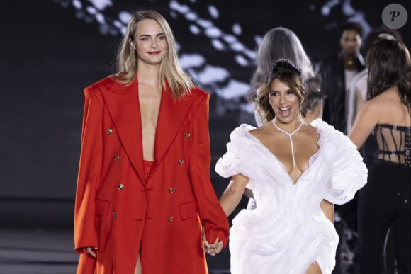 Cara Delevingne, Eva Longoria - au défilé "Walk Your Worth" de L'Oréal devant l'Opéra Garnier lors de la fashion week PAP femme printemps/été 2025 à Paris le 23 septembre 2024. © Olivier Borde / Bestimage 