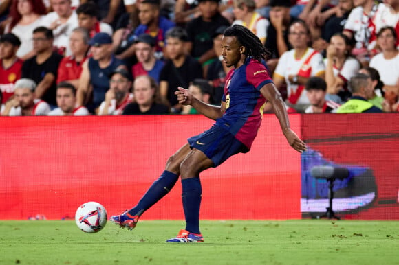 Jules Kounde du FC Barcelone en action lors du match de LaLiga EA Sports entre le Rayo Vallecano et le FC Barcelone au stade de Vallecas o le 27 août 2024 à Madrid, Espagne. (Photo par : LGM / Panoramic)