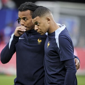 Kylian Mbappé et Jules Koundé - Echauffement des joueurs de France - L'équipe de France l'emporte sur le Portugal (0-0, 5-3 tab) en quart de finale de l'Euro 2024 au stade Volksparkstadion à Hambourg le 5 juillet 2024. © Elyxandro Cegarra / Panoramic / Bestimage 