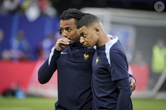 Kylian Mbappé et Jules Koundé - Echauffement des joueurs de France - L'équipe de France l'emporte sur le Portugal (0-0, 5-3 tab) en quart de finale de l'Euro 2024 au stade Volksparkstadion à Hambourg le 5 juillet 2024. © Elyxandro Cegarra / Panoramic / Bestimage 