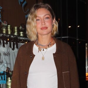 Même le célèbre top model américaine Gigi Hadid n'est pas restée de marbre : "Trop bien", a t-elle écrit dans le fil des commentaires du post de Jules Koundé, qui a bien évidemment relayé les photos du shooting.
New York, NY - Gigi Hadid est arrivée chez Caviar Kaspia pour célébrer le lancement de sa collaboration Guest in Residence x Caviar Kaspia.