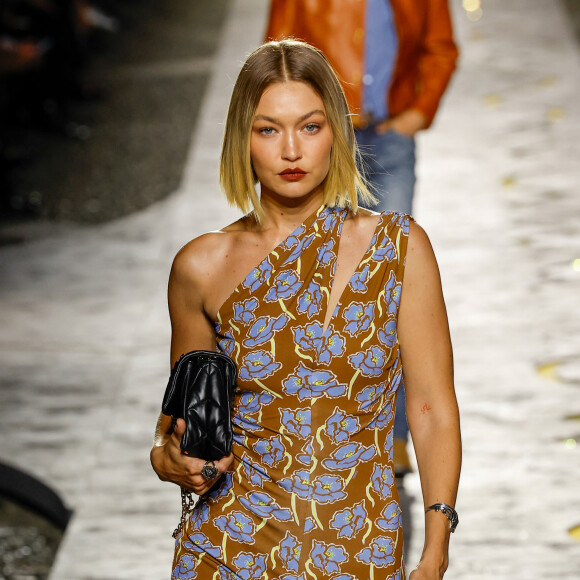 Gigi Hadid délile pour Versace printemps/été 2025 lors de la Fashion Week de Milan (MFW), à Milan, Italie, le 20 septembre 2024. 