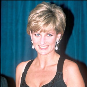 La princesse Diana reçoit un prix à la soirée "Humanitarian of the Year Award" à New York.