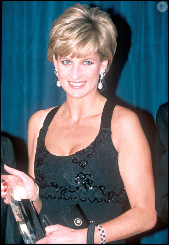 La princesse Diana reçoit un prix à la soirée "Humanitarian of the Year Award" à New York.