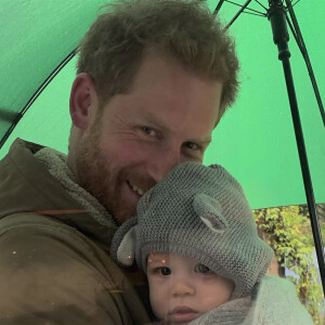 Le prince Harry est sur tous les fronts !
Le prince Harry, duc de Sussex et Meghan Markle, duchesse de Sussex, avec leurs enfants Archie et Lilibet.