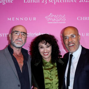 Eric Cantona, sa femme Rachida Brakni, Kamel Mennour lors de la soirée de gala "Heroes for Imagine" qui a permis de récolter dix millions d'euros au profit de la recherche contre les maladies génétiques à Paris le 23 septembre 2024. Depuis sa création en 2015, ce gala organisé tous les deux ans au coeur de l'Institut, propose à la vente des oeuvres et des moments d'exception uniques pour soutenir les chercheurs et médecins de l'Institut Imagine, qui oeuvrent au quotidien pour comprendre et guérir les maladies génétiques. Cette vente caritative est fondamentale pour l'avenir d'Imagine. Elle permet d'accélérer ses grands projets stratégiques, de conforter son attractivité, et de répondre aux besoins de la recherche en termes d'équipements et de technologies de pointe, comme en recrutement de talents. En quatre éditions, HEROES for Imagine a permis de lever plus de 22 millions d'euros. Et 2024 est une année toute particulière pour l'Institut Imagine qui fête ses 10 ans mais aussi la cinquième édition d'Heroes, actuellement en pleine préparation ! "Grâce à Heroes, la recherche sur les maladies génétiques s'accélère, quels que soient les obstacles, au bénéfice des enfants malades et de leurs familles. Avec virtuosité et engagement, les chercheurs et les médecins de l'Institut Imagine, pratiquent la meilleure science d'aujourd'hui pour inventer la meilleure médecine de demain" © Dominique Jacovides / Bestimage 