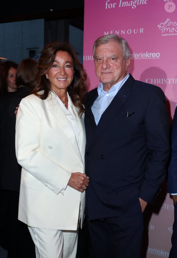 Sidney Toledano et sa femme Katia Assous lors de la soirée de gala "Heroes for Imagine" qui a permis de récolter dix millions d'euros au profit de la recherche contre les maladies génétiques à Paris le 23 septembre 2024. Depuis sa création en 2015, ce gala organisé tous les deux ans au coeur de l'Institut, propose à la vente des oeuvres et des moments d'exception uniques pour soutenir les chercheurs et médecins de l'Institut Imagine, qui oeuvrent au quotidien pour comprendre et guérir les maladies génétiques. Cette vente caritative est fondamentale pour l'avenir d'Imagine. Elle permet d'accélérer ses grands projets stratégiques, de conforter son attractivité, et de répondre aux besoins de la recherche en termes d'équipements et de technologies de pointe, comme en recrutement de talents. En quatre éditions, HEROES for Imagine a permis de lever plus de 22 millions d'euros. Et 2024 est une année toute particulière pour l'Institut Imagine qui fête ses 10 ans mais aussi la cinquième édition d'Heroes, actuellement en pleine préparation ! "Grâce à Heroes, la recherche sur les maladies génétiques s'accélère, quels que soient les obstacles, au bénéfice des enfants malades et de leurs familles. Avec virtuosité et engagement, les chercheurs et les médecins de l'Institut Imagine, pratiquent la meilleure science d'aujourd'hui pour inventer la meilleure médecine de demain" © Dominique Jacovides / Bestimage 