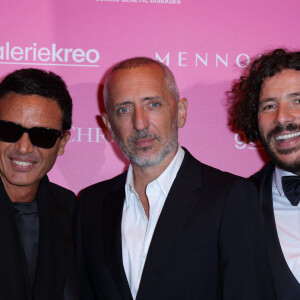 Omar Harfouch, Gad Elmaleh et Redouane Bougheraba lors de la soirée de gala "Heroes for Imagine" qui a permis de récolter dix millions d'euros au profit de la recherche contre les maladies génétiques à Paris le 23 septembre 2024. Depuis sa création en 2015, ce gala organisé tous les deux ans au coeur de l'Institut, propose à la vente des oeuvres et des moments d'exception uniques pour soutenir les chercheurs et médecins de l'Institut Imagine, qui oeuvrent au quotidien pour comprendre et guérir les maladies génétiques. Cette vente caritative est fondamentale pour l'avenir d'Imagine. Elle permet d'accélérer ses grands projets stratégiques, de conforter son attractivité, et de répondre aux besoins de la recherche en termes d'équipements et de technologies de pointe, comme en recrutement de talents. En quatre éditions, HEROES for Imagine a permis de lever plus de 22 millions d'euros. Et 2024 est une année toute particulière pour l'Institut Imagine qui fête ses 10 ans mais aussi la cinquième édition d'Heroes, actuellement en pleine préparation ! "Grâce à Heroes, la recherche sur les maladies génétiques s'accélère, quels que soient les obstacles, au bénéfice des enfants malades et de leurs familles. Avec virtuosité et engagement, les chercheurs et les médecins de l'Institut Imagine, pratiquent la meilleure science d'aujourd'hui pour inventer la meilleure médecine de demain" © Dominique Jacovides / Bestimage 