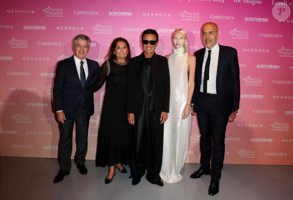 Stanislas Lyonnet, Fati Rosenberg, Omar Harfouch et sa femme Yulia Lobova, Kamel Mennour lors de la soirée de gala "Heroes for Imagine" qui a permis de récolter dix millions d'euros au profit de la recherche contre les maladies génétiques à Paris le 23 septembre 2024. Depuis sa création en 2015, ce gala organisé tous les deux ans au coeur de l'Institut, propose à la vente des oeuvres et des moments d'exception uniques pour soutenir les chercheurs et médecins de l'Institut Imagine, qui oeuvrent au quotidien pour comprendre et guérir les maladies génétiques. Cette vente caritative est fondamentale pour l'avenir d'Imagine. Elle permet d'accélérer ses grands projets stratégiques, de conforter son attractivité, et de répondre aux besoins de la recherche en termes d'équipements et de technologies de pointe, comme en recrutement de talents. En quatre éditions, HEROES for Imagine a permis de lever plus de 22 millions d'euros. Et 2024 est une année toute particulière pour l'Institut Imagine qui fête ses 10 ans mais aussi la cinquième édition d'Heroes, actuellement en pleine préparation ! "Grâce à Heroes, la recherche sur les maladies génétiques s'accélère, quels que soient les obstacles, au bénéfice des enfants malades et de leurs familles. Avec virtuosité et engagement, les chercheurs et les médecins de l'Institut Imagine, pratiquent la meilleure science d'aujourd'hui pour inventer la meilleure médecine de demain" © Dominique Jacovides / Bestimage 