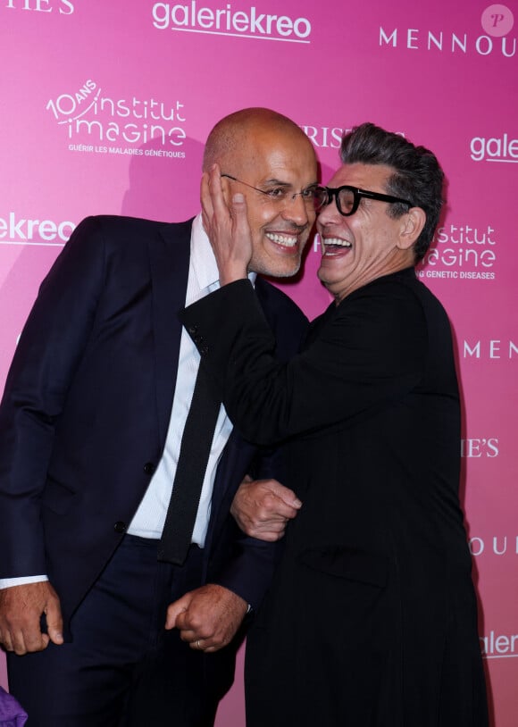 Kamel Mennour et Marc Lavoine lors de la soirée de gala "Heroes for Imagine" qui a permis de récolter dix millions d'euros au profit de la recherche contre les maladies génétiques à Paris le 23 septembre 2024. Depuis sa création en 2015, ce gala organisé tous les deux ans au coeur de l'Institut, propose à la vente des oeuvres et des moments d'exception uniques pour soutenir les chercheurs et médecins de l'Institut Imagine, qui oeuvrent au quotidien pour comprendre et guérir les maladies génétiques. Cette vente caritative est fondamentale pour l'avenir d'Imagine. Elle permet d'accélérer ses grands projets stratégiques, de conforter son attractivité, et de répondre aux besoins de la recherche en termes d'équipements et de technologies de pointe, comme en recrutement de talents. En quatre éditions, HEROES for Imagine a permis de lever plus de 22 millions d'euros. Et 2024 est une année toute particulière pour l'Institut Imagine qui fête ses 10 ans mais aussi la cinquième édition d'Heroes, actuellement en pleine préparation ! "Grâce à Heroes, la recherche sur les maladies génétiques s'accélère, quels que soient les obstacles, au bénéfice des enfants malades et de leurs familles. Avec virtuosité et engagement, les chercheurs et les médecins de l'Institut Imagine, pratiquent la meilleure science d'aujourd'hui pour inventer la meilleure médecine de demain" © Dominique Jacovides / Bestimage 