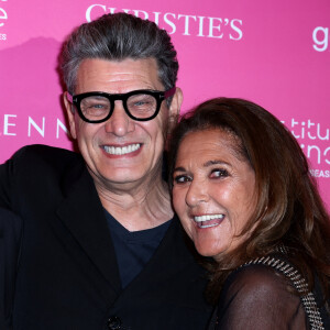 Marc Lavoine et Fati Rosenberg lors de la soirée de gala "Heroes for Imagine" qui a permis de récolter dix millions d'euros au profit de la recherche contre les maladies génétiques à Paris le 23 septembre 2024. Depuis sa création en 2015, ce gala organisé tous les deux ans au coeur de l'Institut, propose à la vente des oeuvres et des moments d'exception uniques pour soutenir les chercheurs et médecins de l'Institut Imagine, qui oeuvrent au quotidien pour comprendre et guérir les maladies génétiques. Cette vente caritative est fondamentale pour l'avenir d'Imagine. Elle permet d'accélérer ses grands projets stratégiques, de conforter son attractivité, et de répondre aux besoins de la recherche en termes d'équipements et de technologies de pointe, comme en recrutement de talents. En quatre éditions, HEROES for Imagine a permis de lever plus de 22 millions d'euros. Et 2024 est une année toute particulière pour l'Institut Imagine qui fête ses 10 ans mais aussi la cinquième édition d'Heroes, actuellement en pleine préparation ! "Grâce à Heroes, la recherche sur les maladies génétiques s'accélère, quels que soient les obstacles, au bénéfice des enfants malades et de leurs familles. Avec virtuosité et engagement, les chercheurs et les médecins de l'Institut Imagine, pratiquent la meilleure science d'aujourd'hui pour inventer la meilleure médecine de demain" © Dominique Jacovides / Bestimage 