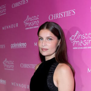 Laetitia Casta lors de la soirée de gala "Heroes for Imagine" qui a permis de récolter dix millions d'euros au profit de la recherche contre les maladies génétiques à Paris le 23 septembre 2024. Depuis sa création en 2015, ce gala organisé tous les deux ans au coeur de l'Institut, propose à la vente des oeuvres et des moments d'exception uniques pour soutenir les chercheurs et médecins de l'Institut Imagine, qui oeuvrent au quotidien pour comprendre et guérir les maladies génétiques. Cette vente caritative est fondamentale pour l'avenir d'Imagine. Elle permet d'accélérer ses grands projets stratégiques, de conforter son attractivité, et de répondre aux besoins de la recherche en termes d'équipements et de technologies de pointe, comme en recrutement de talents. En quatre éditions, HEROES for Imagine a permis de lever plus de 22 millions d'euros. Et 2024 est une année toute particulière pour l'Institut Imagine qui fête ses 10 ans mais aussi la cinquième édition d'Heroes, actuellement en pleine préparation ! "Grâce à Heroes, la recherche sur les maladies génétiques s'accélère, quels que soient les obstacles, au bénéfice des enfants malades et de leurs familles. Avec virtuosité et engagement, les chercheurs et les médecins de l'Institut Imagine, pratiquent la meilleure science d'aujourd'hui pour inventer la meilleure médecine de demain" © Dominique Jacovides / Bestimage 